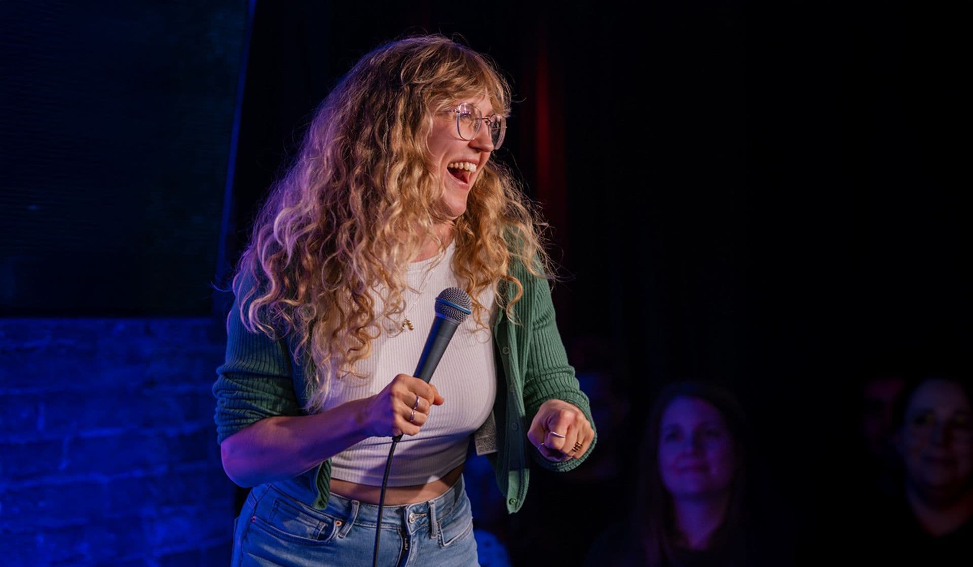 Eine weibliche Comedian lacht.